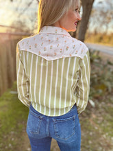 Im a daisy pearl snap