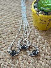 The Lucky rose necklace