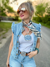 The pistol pearl buckle