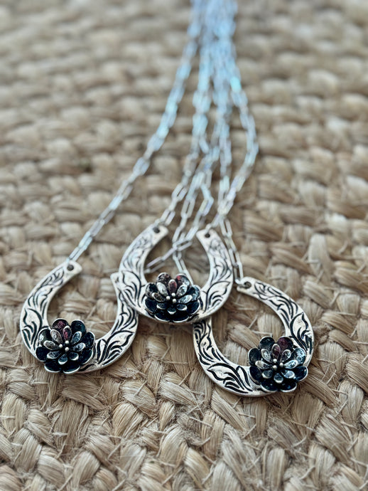 The Lucky rose necklace