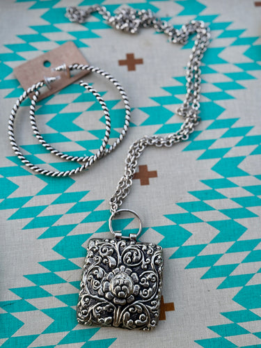 Dont be square necklace