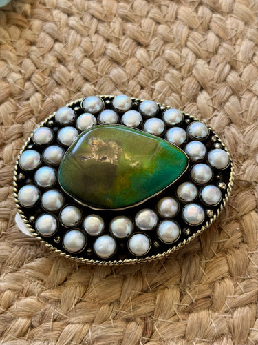 The Picture pearl buckle